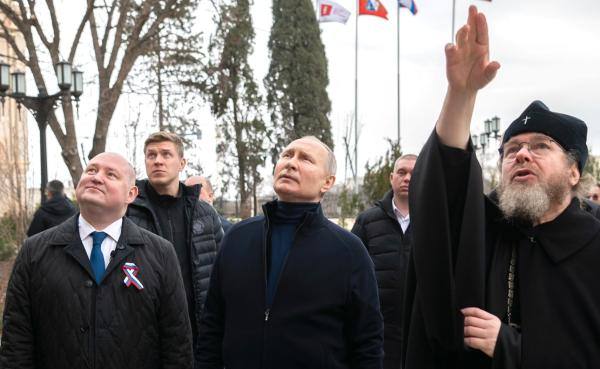 بشكل مفاجئ.. بوتين يزور شبه جزيرة القرم في ذكرى ضمها