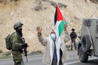 فلسطيني خلال مظاهرة ضد المستوطنات الإسرائيلية بالضفة الغربية - رويترز