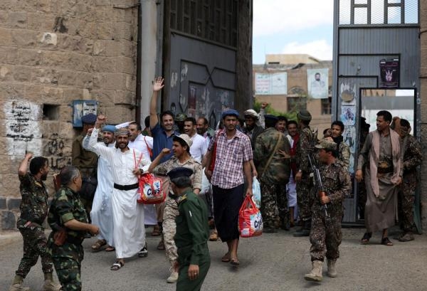 أسرى ومختطفون في طريقهم للخروج من سجون الحوثي - اليوم