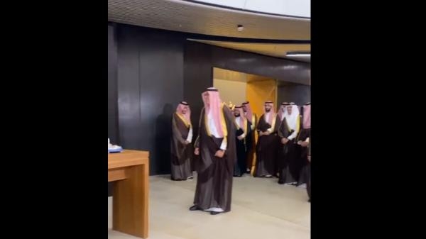 الأمير بدر بن عبدالمحسن يتجول داخل أول معرض له في المملكة- اليوم