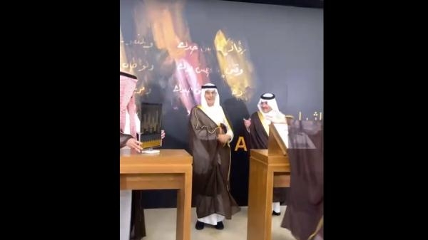 أمير الشرقية وبجوار الأمير بدر بن عبدالمحسن خلال افتتاح معرض روائع البدر