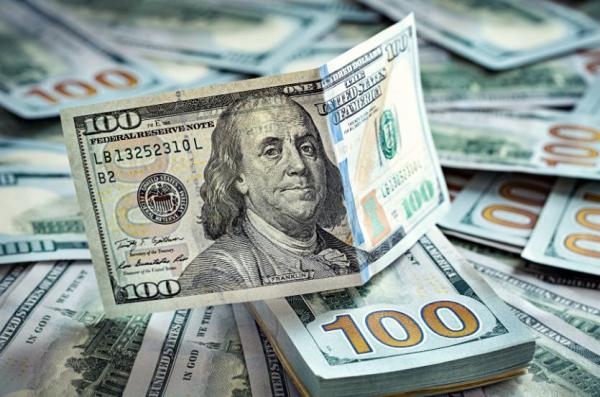 محللون: الدولار قد يخسر عرشه لصالح العملات العالمية الأخرى
