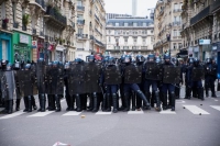 بعد إصابة 11 ضابطا.. اعتقال 142 محتجا ضد نظام التقاعد في باريس