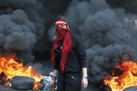 احتجاجات وقطع طرق.. انهيار الليرة يشعل الشارع اللبناني