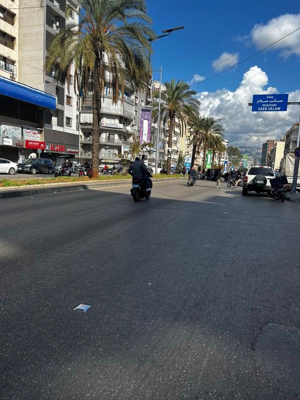 محتجون على دراجاتهم النارية يغلقون شارعا في طرابلس - اليوم