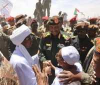 رئيس السيادي السوداني يصافح بعض المواطنين في جنوب كردفان - اليوم