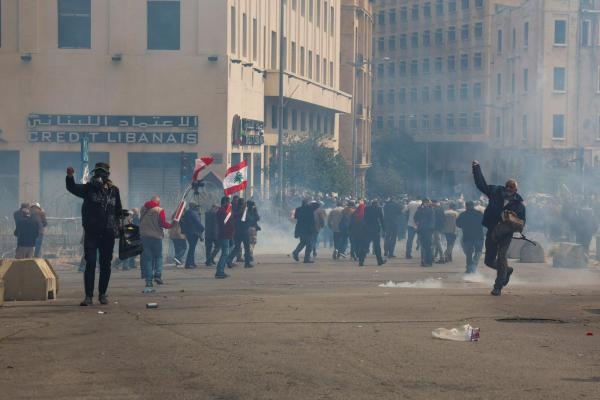 اللبنانيون إلى ساحة الصلح.. الغضب الشعبي بعد انهيار الليرة يشعل بيروت