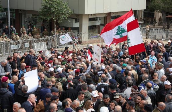 لبنانيون ينددون بسياسة الدولة التي أدت لانهيار الليرة مقابل الدولار - اليوم