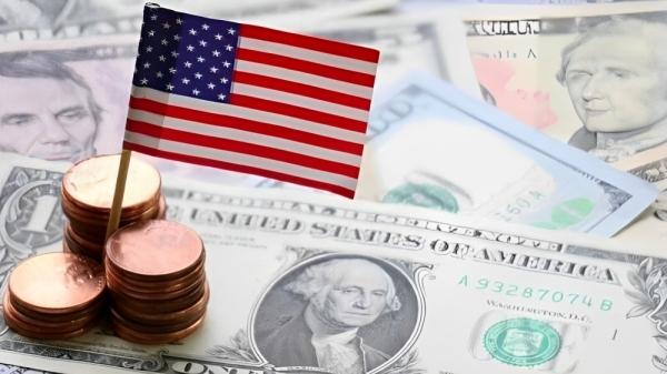 الدولار يتراجع بعد رفع الاحتياطي الاتحادي لسعر الفائدة