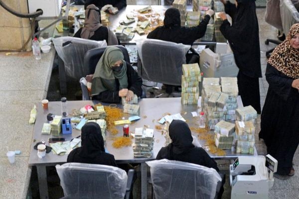 موظفون داخل البنك المركزي اليمني في العاصمة المؤقتة عدن - أ ف ب