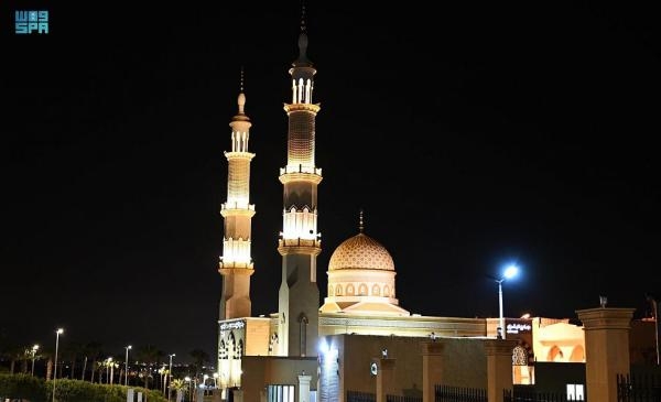 قوة الإضاءة تمكّن الأهالي من المكوث في المسجد ساعات طويلة من الليل - واس