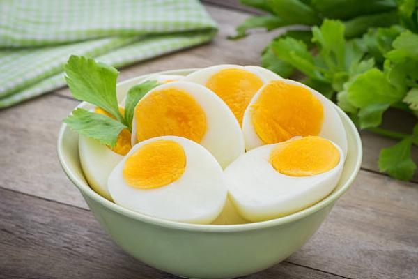 البيض يحتوي على كثير من العناصر الغذائية والزنك وفيتامين د - مشاع إبداعي