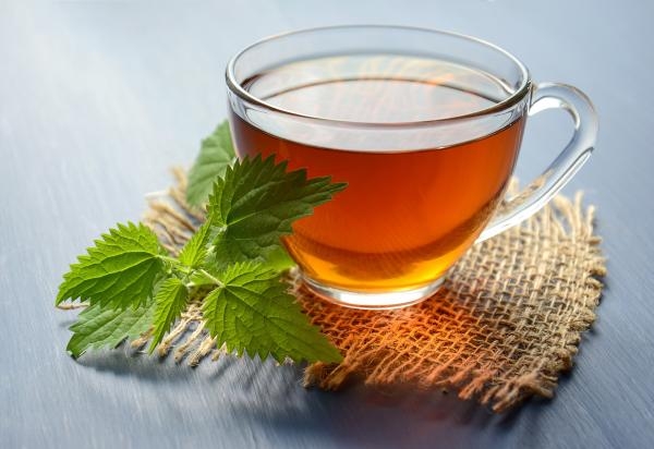شاي النعناع يساعد في علاج العديد من اضطرابات المعدة والتي تشمل الإمساك والإسهال والانتفاخات- مشاع إبداعي