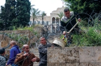 متقاعدون يحاولون اقتحام سياج يؤدي للسرايا الحكومية في بيروت - رويترز