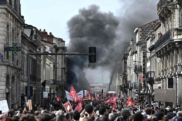 احتجاجات عنيفة ومظاهرات مليونية.. ماذا يحدث في فرنسا؟