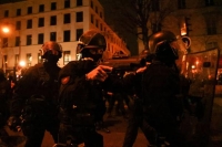 سقط من الشرطة الفرنسية أمس 149 مصابًا خلال الاحتجاجات- رويترز