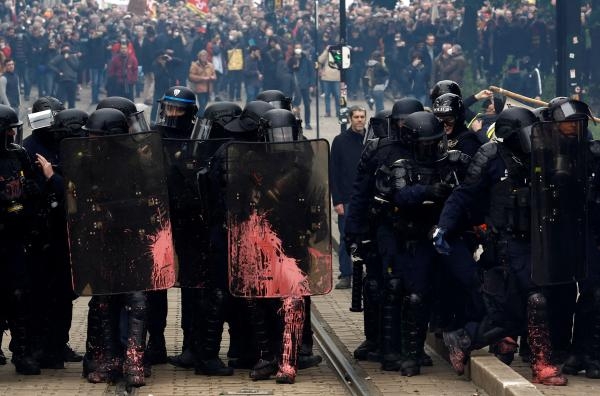 احتجاجات عنيفة ومظاهرات مليونية.. ماذا يحدث في فرنسا؟