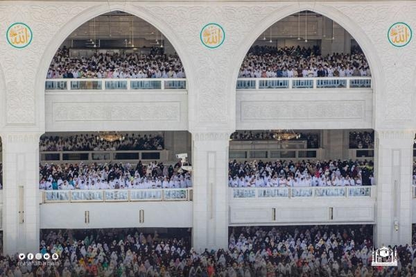 الآلاف ينصتون لخطبة الجمعة في الحرم - حساب رئاسة شؤون الحرمين على تويتر