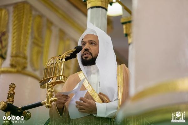 إمام المسجد النبوي يوصى بالتقوى في أول جمعة برمضان - حساب شؤون الحرمين على تويتر