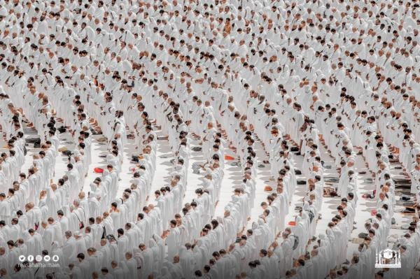 الآلاف يصطفون في المسجد الحرام في أول خطبة جمعة في رمضان -حساب شؤون الحرمين على تويتر