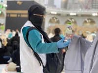  استقبلت الكوادر النسائية قاصدات المسجد الحرام في أول جمعة من الشهر الفضيل- واس