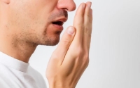 ينتج الفم روائح كريهة خلال الصيام بسبب جفافة وإفرازات المعدة- مشاع إبداعي