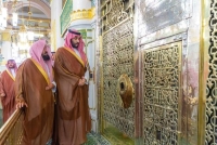 صور| ولي العهد يزور المسجد النبوي ومسجد قباء