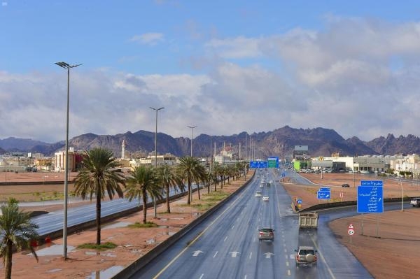 طقس السعودية اليوم.. هطول أمطار رعدية تؤدي إلى جريان السيول وتساقط البرد