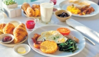 تناول وجبة إفطار صحية ومتوازنة لتعويض مستويات الطاقة لديك (اليوم)
