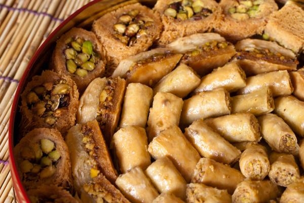 تجنب حلويات رمضان الدسمة على مائدة السحور - مشاع إبداعي