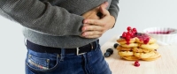 تحدث مشكلات عسر الهضم نتيجة تناول الطعام بكميات أكثر مما يحتاج إليها الجسم - مشاع إبداعي