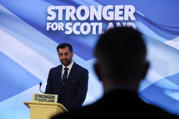 حمزة يوسف يلقي كلمته بعد إعلانه زعيمًا جديدًا للحزب الوطني الاسكتلندي في إدنبرة ببريطانيا - رويترز