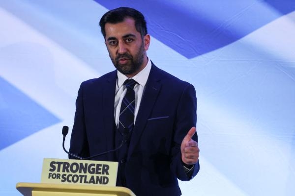 حمزة يوسف يلقي كلمته بعد إعلانه زعيمًا جديدًا للحزب الوطني الاسكتلندي في إدنبرة ببريطانيا - رويترز