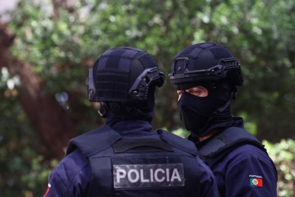 ضباط شرطة يقفون في حراسة خارج المركز الديني، بعد هجوم بسكين مميت في البرتغال - رويترز