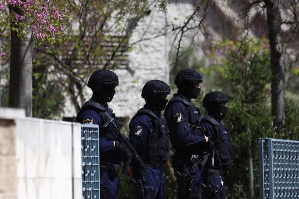 ضباط شرطة يقفون في حراسة خارج المركز الديني، بعد هجوم بسكين مميت في لشبونة - رويترز
