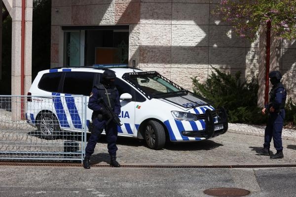 ضباط شرطة يقفون في حراسة خارج المركز، بعد هجوم بسكين مميت في لشبونة - رويترز
