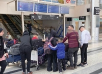 عائلة في طريقها لمغادرة بيروت وسط خلاف حول توقيتين يديران لبنان - رويترز