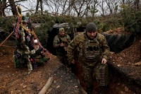 جنود أوكرانيون في خنادق على خط المواجهة مع روسيا - رويترز