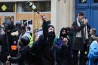 أعمال شغب خلال احتجاجات في فرنسا لرفع سن التقاعد - رويترز
