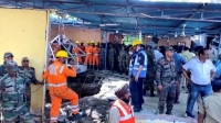 عمال الإنقاذ يقومون بعملية في موقع انهيار سقف مميت في إندور- رويترز