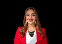 المذيعة والكاتبة البحرينية دلال العلوي - اليوم