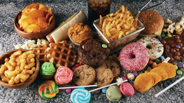 تناول كميات كبيرة من أطعمة تحتوي على السكريات يسبب تقلصات بالمعدة وآلامًا بالقولون- اليوم