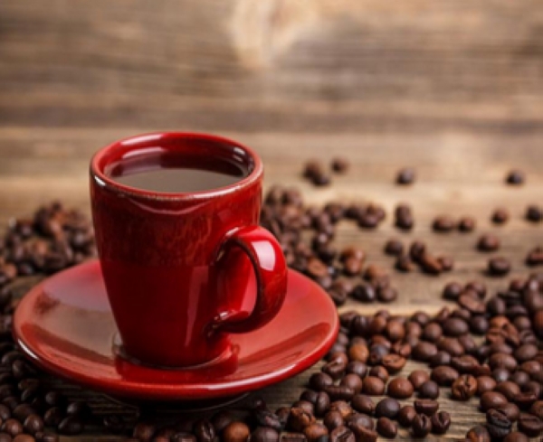تجنّب تناول المشروبات التي تحتوي على الكافيين مثل القهوة والشاي والكولا- مشاع إبداعي
