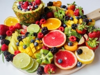 النظام الغذائي السليم يشمل تناول الفواكه وبعض الفواكه تساهم في حرق الدهون - مشاع إبداعي