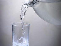 الإفراط في شرب الماء مباشرة بعد الإفطار أو السحور يضر بالصحة - مشاع إبداعي