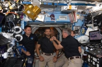 رائد الفضاء الإماراتي سلطان النيادي ينال شارة رواد الفضاء الذهبية - اليوم