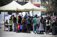 لبنانيو يصطفون لتلقي مساعدات إنسانية في رمضان بالعاصمة بيروت - رويترز