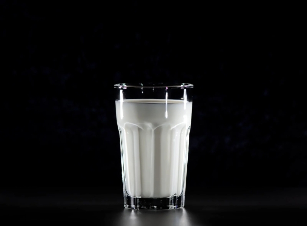 يفيد شرب الحليب مساءًا في التخلص من الأرق- مشاع إبداعي