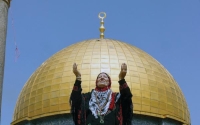 مسنة فلسطينية تحضر صلاة الجمعة في المسجد الأقصى - رويترز