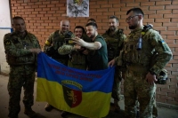 زيلينسكي يلتقط صورة مع عناصر أوكرانية خلال زيارته إلى منطقة دونيتسك - رويترز